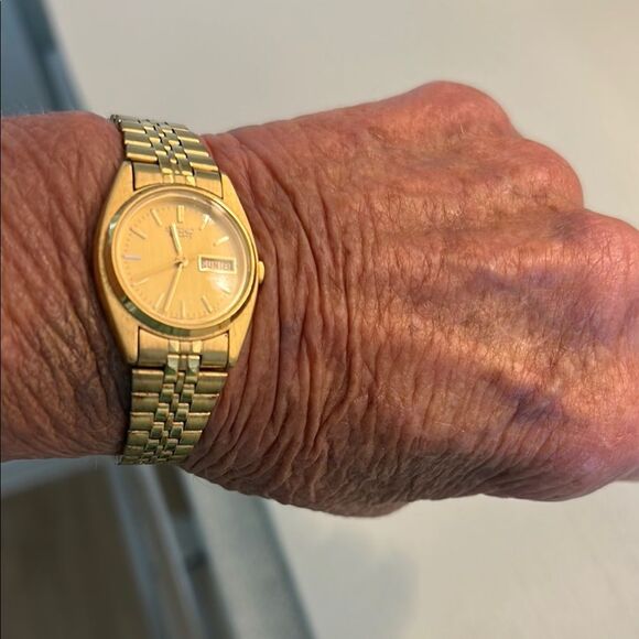 Seiko Gold Classic Watch with Metal Link Bracelet - Picture 1 of 5